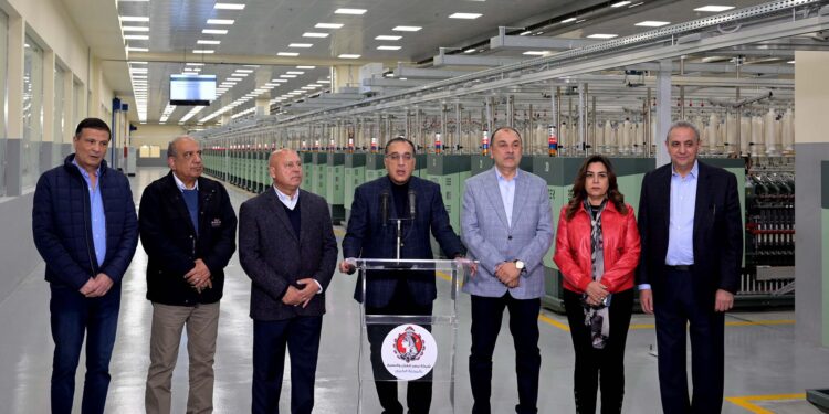 بالفيديو والصور .. رئيس الوزراء يعلن انتهاء المرحلة الأولى من تطوير مجمعات مصانع الغزل والنسيج
