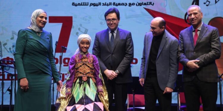 وزير الثقافة يسلم جوائز الدورة السابعة لمسابقة الصوت الذهبي لذوي القدرات الخاصة