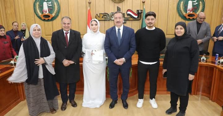 للمرة الرابعة كوكيلاً للعروس محافظ المنوفية يشهد مراسم عقد قران عروسان أيتام ويهديهم مساعدة مالية ويعدهم بمشاركتهم حفل الزفاف