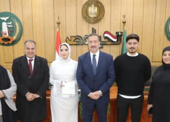 للمرة الرابعة كوكيلاً للعروس محافظ المنوفية يشهد مراسم عقد قران عروسان أيتام ويهديهم مساعدة مالية ويعدهم بمشاركتهم حفل الزفاف