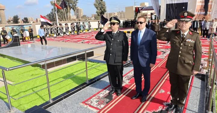 محافظ المنوفية ومدير الأمن يضعان إكليلاً من الزهور علي النصب التذكاري لشهداء الشرطة بمعسكر قوات الأمن بقويسنا