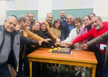 الهام شاهين والجيران لبعضيها