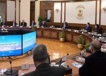 رئيس الوزراء يستعرض موقف أعمال التنمية بالساحل الشمالى الغربى مع عدد من المستثمرين السياحيين