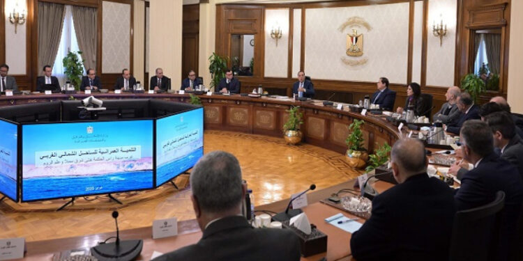 رئيس الوزراء يستعرض موقف أعمال التنمية بالساحل الشمالى الغربى مع عدد من المستثمرين السياحيين