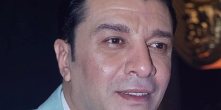 مصطفى كامل يزور أشرف زكى ويتمنى له الشفاء بعد أزمته الصحية