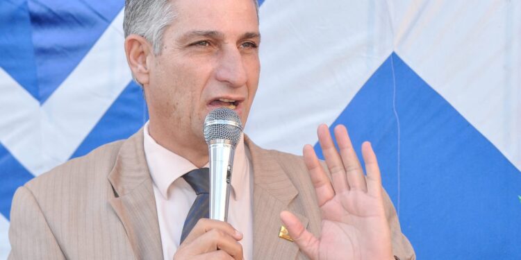 كمال عبدالقادر قيادة تربوية تستحق التقدير يا وزير التعليم