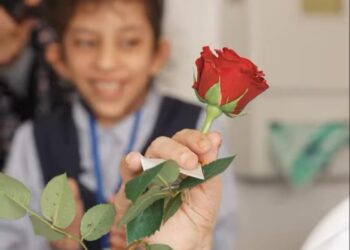 أطفال المواهب الواعدة بالاحساء يرسمون البسمة على وجوه كبار السن في مستشفى الموسى للتأهيل