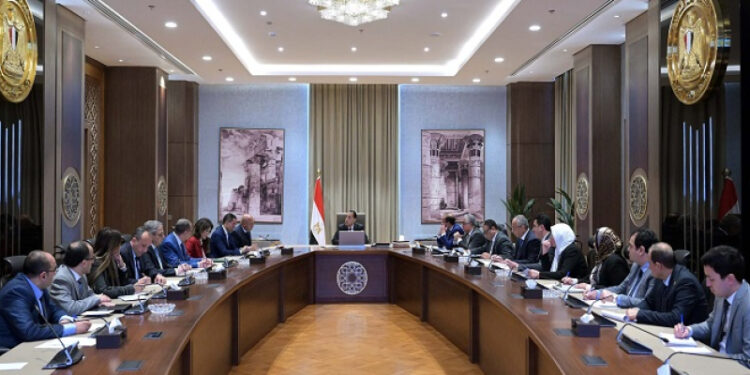 رئيس الوزراء يتابع جهود الحد من عمليات التهريب وإغراق الأسواق المصرية