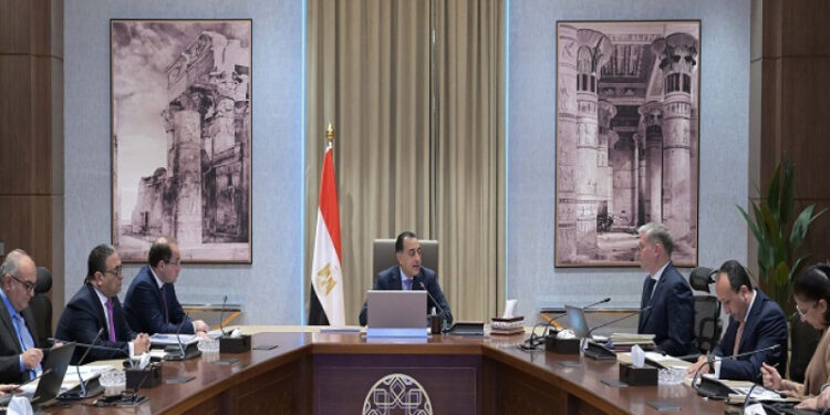 رئيس الوزراء يتابع عددًا من ملفات العمل المشتركة بين وزارتى المالية والبترول والثروة المعدنية