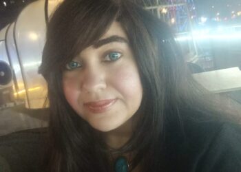 وحِذائِى العالِى يسبِقُنِى لِخُطوات وحيثُ إليكَ سرِيعاً يخطُو إليكَ يأخُذُنِى