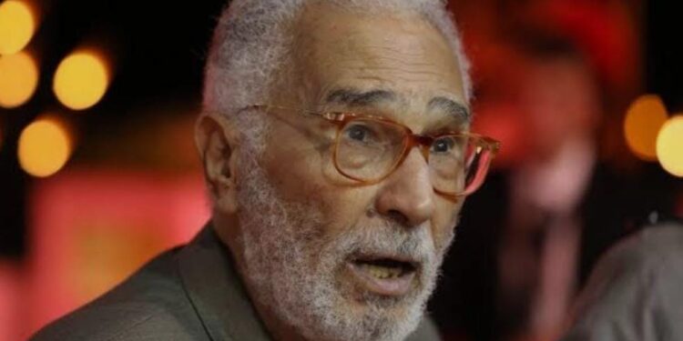 نجل عبدالرحمن أبو زهرة: والدي لم يصب بمرض آلزهايمر ويرفض الحديث عن الفن