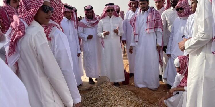 الأديب الكبير احمد السمارى يبكى بكلمات من الدموع: مات آخر الأعمام ..