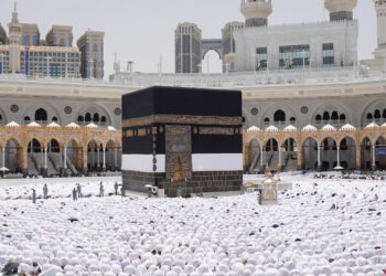 فضيلة الشيخ الدكتور ⁧‫بندر بليلة‬⁩ في خطبة الجمعة بـ المسجد الحرام:“سلِّموا أموركم لله، فإن البلاء يوقظ القلوب، والدعاء الصادق مفتاح الرحمة.”