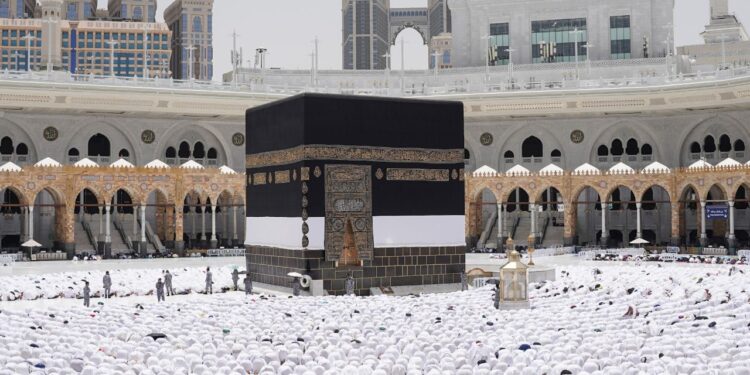 فضيلة الشيخ الدكتور ⁧‫بندر بليلة‬⁩ في خطبة الجمعة بـ المسجد الحرام:“سلِّموا أموركم لله، فإن البلاء يوقظ القلوب، والدعاء الصادق مفتاح الرحمة.”