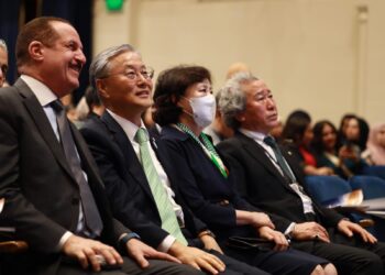 الأمين العام للمجلس الأعلي للثقافة الأستاذ الدكتور أشرف العزازي يحضر احتفال سفارة كوريا الجنوبية بمرور 30 عاما على العلاقات الدبلوماسية المصرية الكورية نائبا عن وزير الثقافة