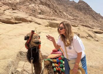 بالصور .. ليلى علوى تكتب لكم عن رحلتها لسيناء وعلاقتها بالشجرة المعلقة