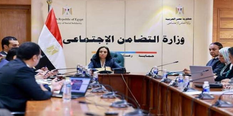 وزيرة التضامن الاجتماعى تجتمع مع الإدارة العامة لإدارة الأصول وتنمية الموارد بالوزارة