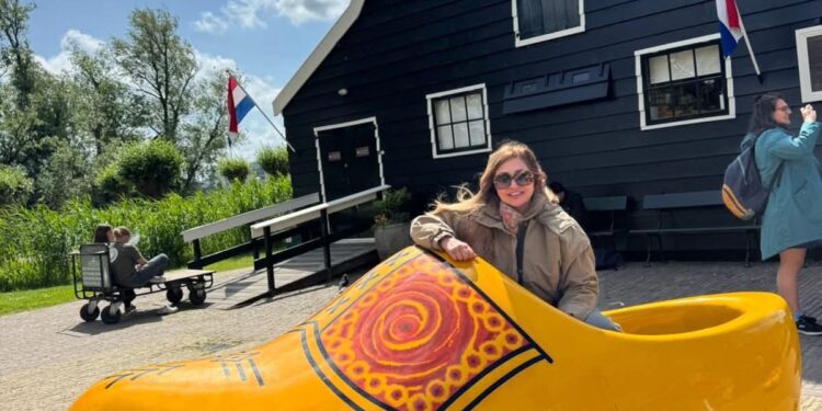 بالصور ليلى علوى تداعب جمهورها من زانس سانس هولندا