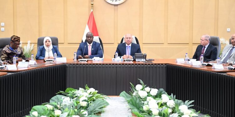 وزير الصناعة والنقل يلتقي وزير النقل والطيران بجمهورية سيراليون