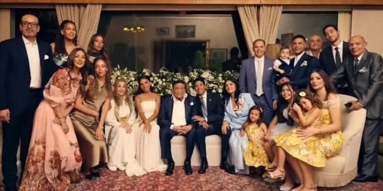 الفنان عبدالله الكاتب يكشف لكم للسر: حضر لمدة ساعة وغادر بسرية.. قصة صورة عادل إمام في زفاف حفيده