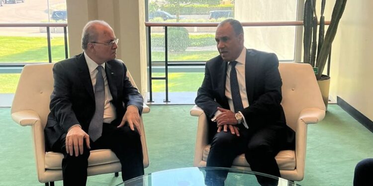 وزير الخارجية والهجرة يلتقى رئيس الوزراء الفلسطيني لبحث قضية فلسطين