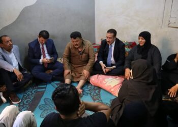 محافظ المنوفية يقدم واجب العزاء لوالد سائق حادث الطريق الإقليمي بمنزله بطملاي بالمنوفية