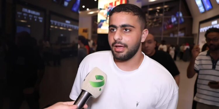 ضهري وسندي بالدّنيا … نجل أحمد السّقّا يدعمه في العرض الخاصّ لفيلم “أحمد وأحمد”