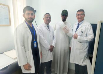 بعد تعرضها للقطع التام مستشفى الملك عبدالعزيز بالأحساء يعيد كف يد مريض إلى الحياة بعملية معقدة