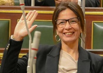 الفنان عبدالله الكاتب يقرأ لكم: ماكرون يمنح سيدة مصرية أرفع الأوسمة الفرنسية