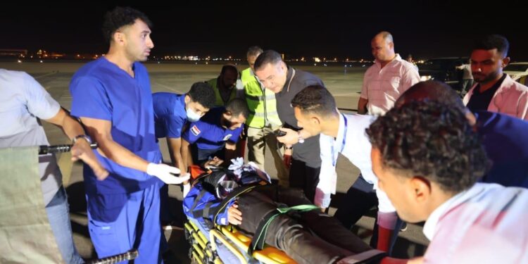 تحرك سريع واستقبال بمطار الجونة..محافظ البحر الأحمر ينتقل لموقع حادث حفار جبل الزيت ويزور المصابين الناجيين للاطمئنان عليهم