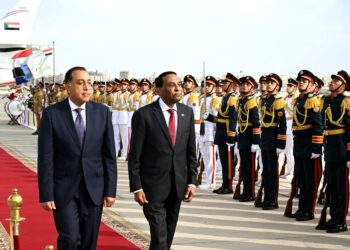 رئيس الوزراء يستقبل نظيره السوداني بمطار القاهرة الدولي