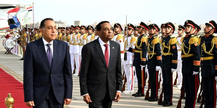 رئيس الوزراء يستقبل نظيره السوداني بمطار القاهرة الدولي