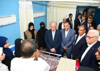 وزير الخارجية يرافق رئيس الوزراء الفلسطيني لزيارة الجرحى الفلسطينيين بمستشفى العريش العام