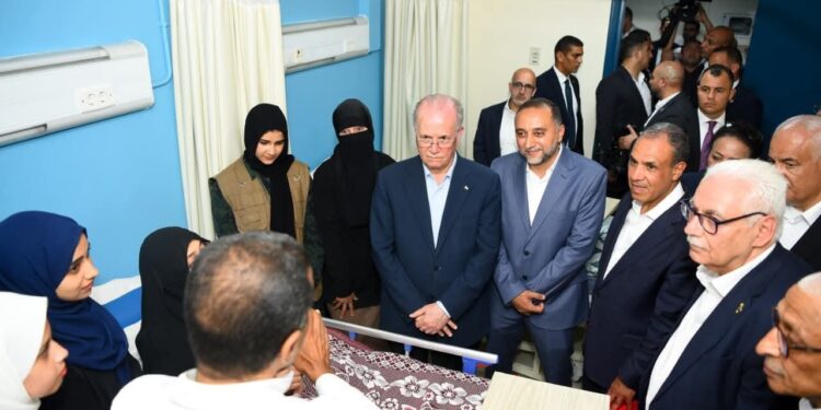 وزير الخارجية يرافق رئيس الوزراء الفلسطيني لزيارة الجرحى الفلسطينيين بمستشفى العريش العام