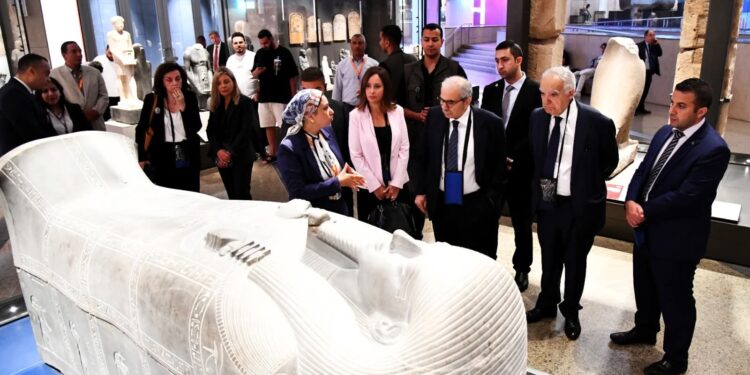 رئيس مجلس الوزراء اللبناني والوفد المرافق له يزور المتحف المصري الكبير