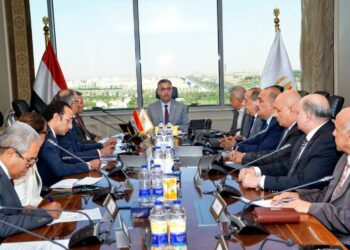 وزير التموين يجتمع مع قيادات الشركة القابضة والشركات التابعة لمتابعة توافر السلع وضبط الأسواق