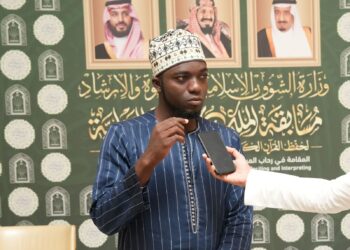 مصحف من مجمع الملك فهد يقود شابًا من “توغو” لحفظ القرآن والمنافسة في مسابقة الملك عبدالعزيز الدولية