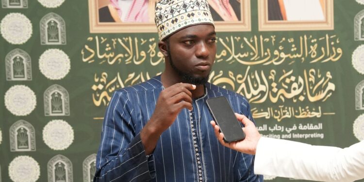مصحف من مجمع الملك فهد يقود شابًا من “توغو” لحفظ القرآن والمنافسة في مسابقة الملك عبدالعزيز الدولية
