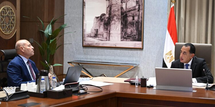 رئيس الوزراء يتابع مع محافظ القاهرة الموقف التنفيذي الحالي لعدد من المشروعات الجارية بالمحافظة