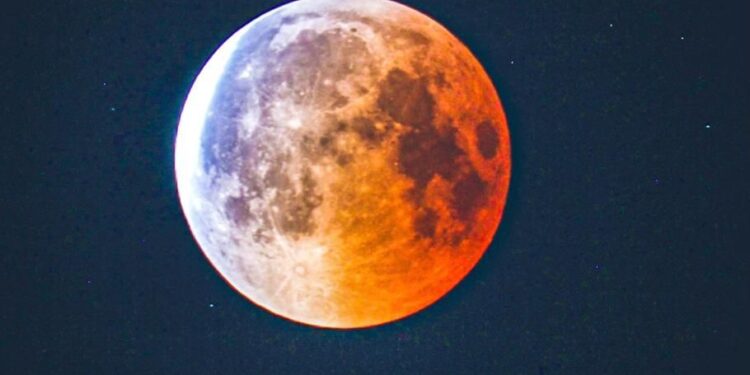 *الأحد: خسوف كلي للقمر مشاهد في السعودية*