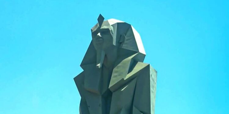 كتبوا عن المتحف الكبير والتمثال الكبير للنحات الدكتور ضياء عوض