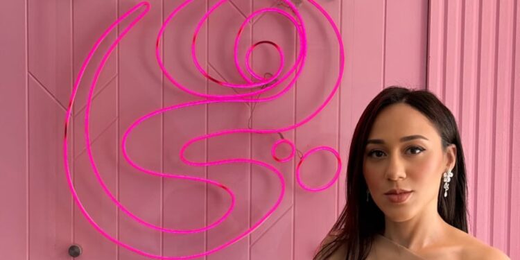 “برنامج تجربتي على قناة هي الفضائية: مناقشة شاملة لقضايا المجتمع والأسرة”