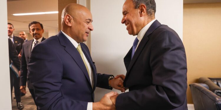 معالي الأمين العام لمجلس التعاون يبحث مع وزير الخارجية والهجرة وشؤون المصريين بالخارج في جمهورية مصر العربية آخر المستجدات في المنطقة وفي مقدمتها التطورات في غزة.