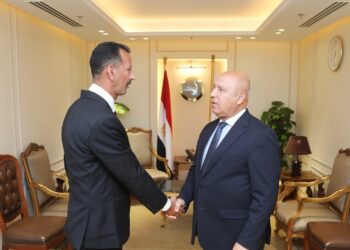 بعد إعادته لحقيبة تحوى أكثر من مليون جنيه لأجنبيتين.. وزير النقل يكرم سائق أتوبيس: (نموذج مشرف)