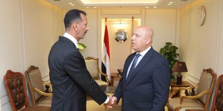 بعد إعادته لحقيبة تحوى أكثر من مليون جنيه لأجنبيتين.. وزير النقل يكرم سائق أتوبيس: (نموذج مشرف)