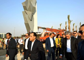 قبل 15 يوماً من افتتاحه.. رئيس الوزراء يطمئن ميدانيا على الانتهاء من أعمال تطوير المنطقة المحيطة بالمتحف المصري الكبير