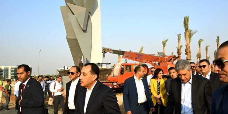 قبل 15 يوماً من افتتاحه.. رئيس الوزراء يطمئن ميدانيا على الانتهاء من أعمال تطوير المنطقة المحيطة بالمتحف المصري الكبير