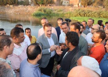 محافظ المنوفية يزور المواقع المتضررة من ارتفاع منسوب المياه