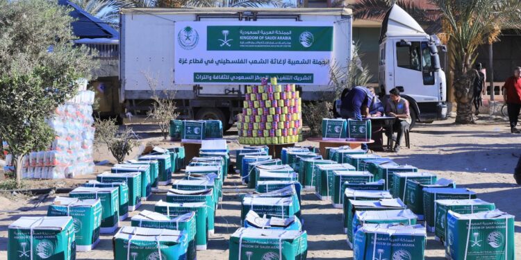 مركز الملك سلمان للإغاثة يوزع مساعدات إغاثية في مخيمات النازحين في قطاع غزة
