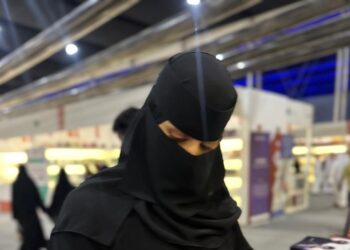 منيرة توقع على “أنثى من الورد” في “كتاب الرياض”